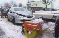 В Клайпеде автомобиль Peugeot въехал в снегоуборочную технику