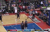 NBA akrobatika: J. Valančiūnas po galingo dėjimo kojomis palietė lentą