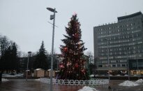 Dėmesio sulaukusią Panevėžio eglutę bandyta pagražinti