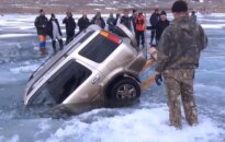 Kaip Sibire vyrai automobilius iš Baikalo traukia