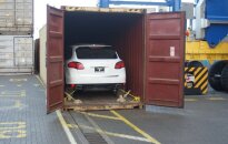 Klaipėdos uoste sulaikyti tariamai į Afganistaną gabenti naujutėliai prabangūs automobiliai