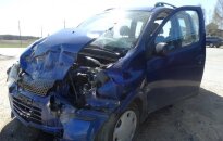 Moterys neprasilenkė: po „Opel“ smūgio į šoną „Toyota“ rėžėsi į medį