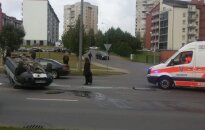 Vilniuje, prie prekybos centro „Mandarinas“, apvirto automobilis