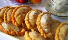 Pyragėliai su karamelizuotais obuoliais ir razinomis