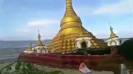 Nufilmuota: Mianmare per potvynį į upę nuvirto puošni budistų pagoda