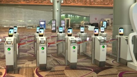 Naujame Singapūro oro uosto terminale - registracija skrydžiui be aptarnaujančio personalo