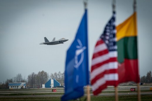 2016 04 27 Šiauliuose, Zoknių oro bazėje leidžiasi moderniausi NATO, 5-osios kartos naikintuvai “F22 Raptor” © DELFI / Orestas Gurevičius