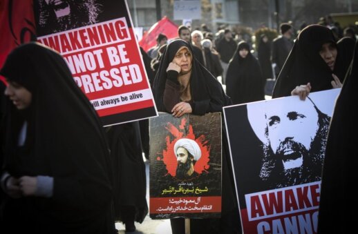 Šiitai Teherane (Iranas) demonstracijoje prieš Saudo Arabiją ir šiitų dvasininkui Nimra al Nimrui įvykdytą egzekuciją