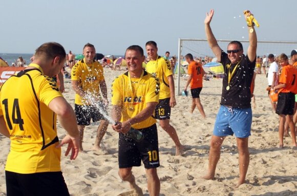 Į paplūdimio futbolo aistras Palangoje įsiliejo ir žvaigždės