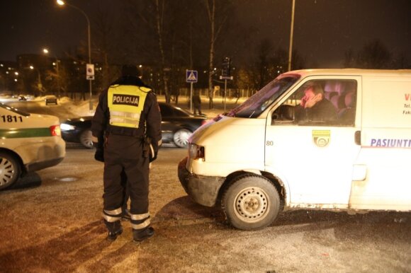 Vilniuje Lietuvos pašto mikroautobusas partrenkė ir sužalojo moterį