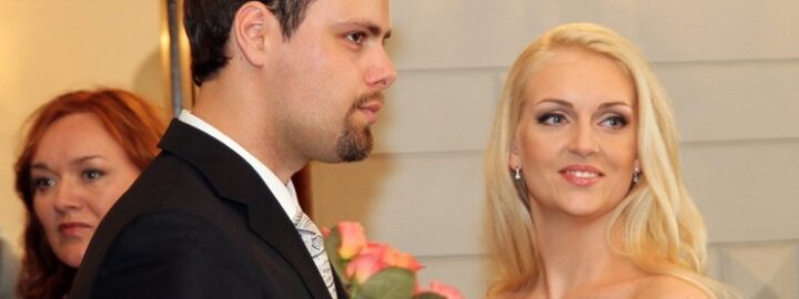 <a href="http://tv.delfi.lt/video/3AHb3SW2/">R.Ščiogolevaitės vestuvių ceremonijos akimirkos</a>