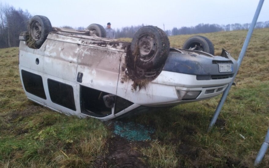 Apie 200 kg sveriantį vairuotoją iš apsivertusio automobilio traukė ugniagesiai