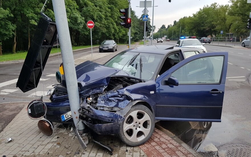 Vilniuje į tarnybą važiavusiems kariams kelią užkirto girtas civilis