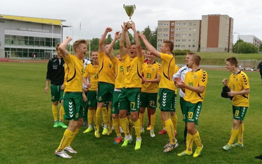 Lietuvos 19-mečių futbolo rinktinė iškėlė Baltijos taurę