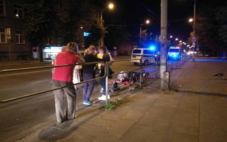 Nufilmuota, kaip susižalojo Vilniuje nuo policijos bėgęs mopedo vairuotojas