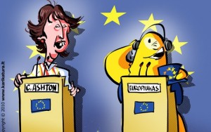 Europiukas dalyvauja spaudos konferencijoje kartu su Catherine Ashton, ji - neoficiali ES užsienio reikalų ministrė.