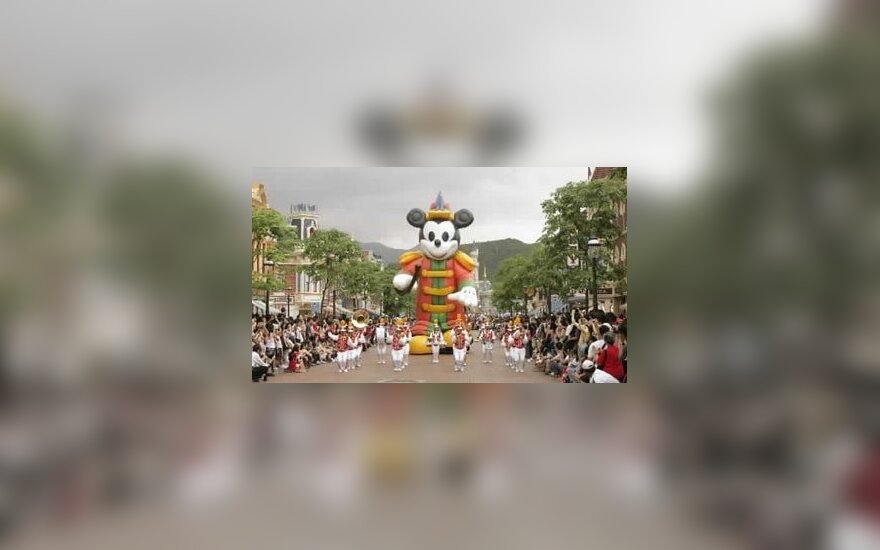Minia džiaugiasi milžiniška peliuko Mikio figūra Hong Konge, kur greitai bus atidarytas Disneylandas.