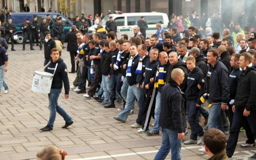 Боснийские фанаты промаршировали к каунасскому стадиону