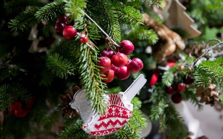 Опрос: отношение литовцев к рождественским елкам зависит от возраста