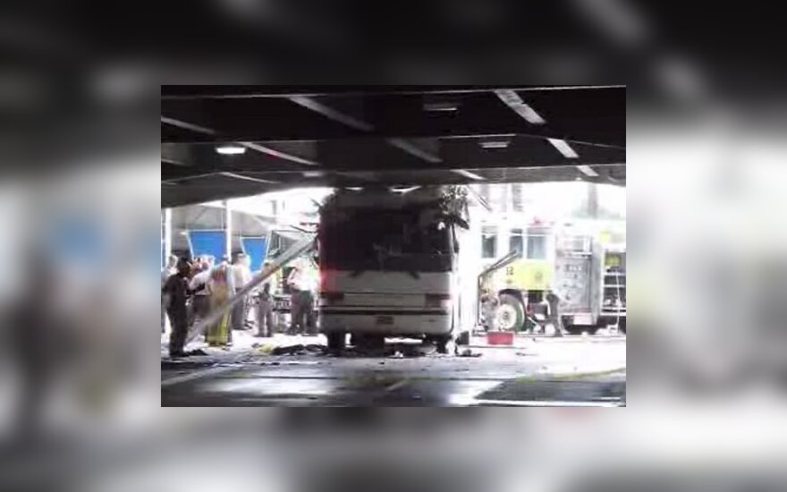 Двухэтажный автобус врезался в эстакаду в Майями: более 30 пострадавших