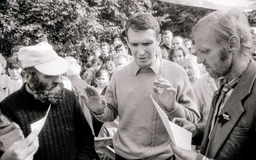 1988 m. rugpjūčio mėn. 17 d. Petras Cidzikas ir Algimantas Andreika pradėjo bado streiką Gedimino aikštėje, kuriuo reikalauta, kad būtų paleisti visi lietuviai politiniai kaliniai. Lietuvos Laisvės Lygos (LLL) atstovas, disidentas Petras Cidzikas (iš kair