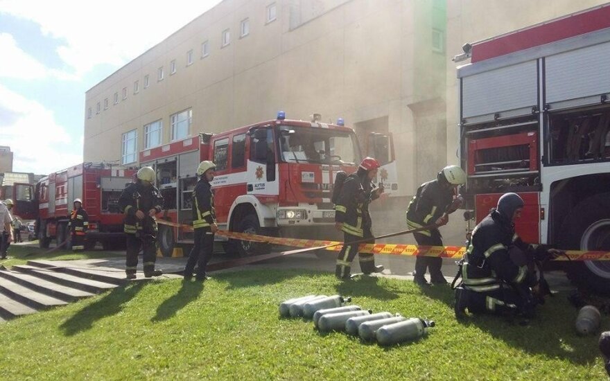 В Алитусе горит школа, из нее эвакуировали учеников и работников