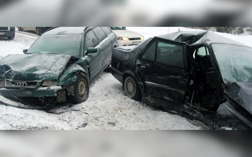 Пожарные-спасатели извлекли из побитого SAAB пострадавшую женщину