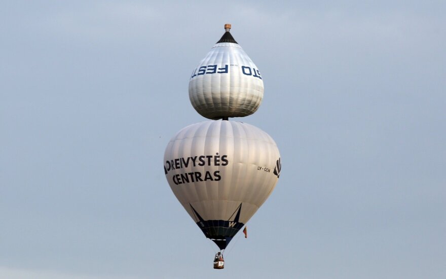 В Каунасе в небо взмыло рекордное количество воздушных шаров