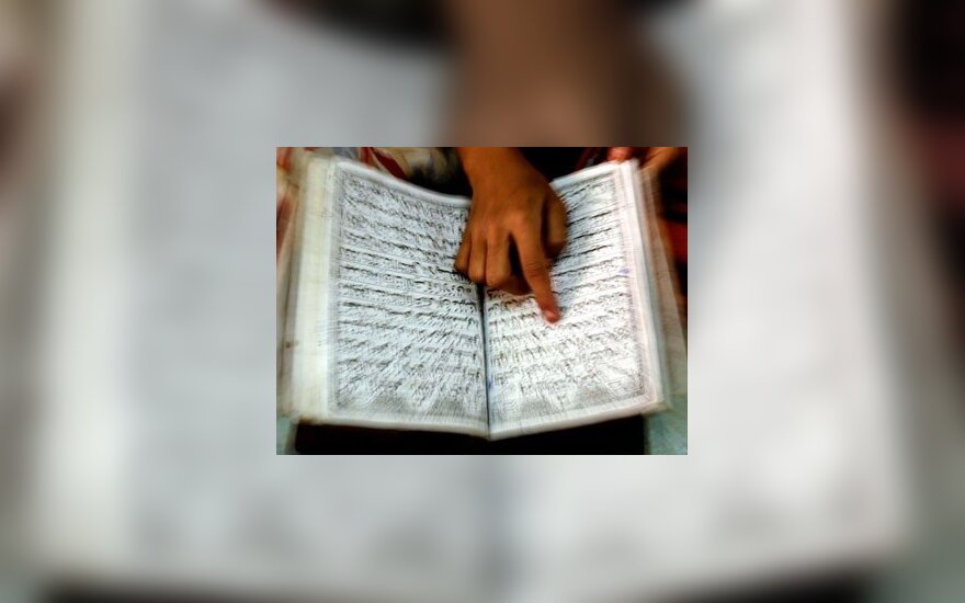 Mergaitė Indijoje skaito Koraną