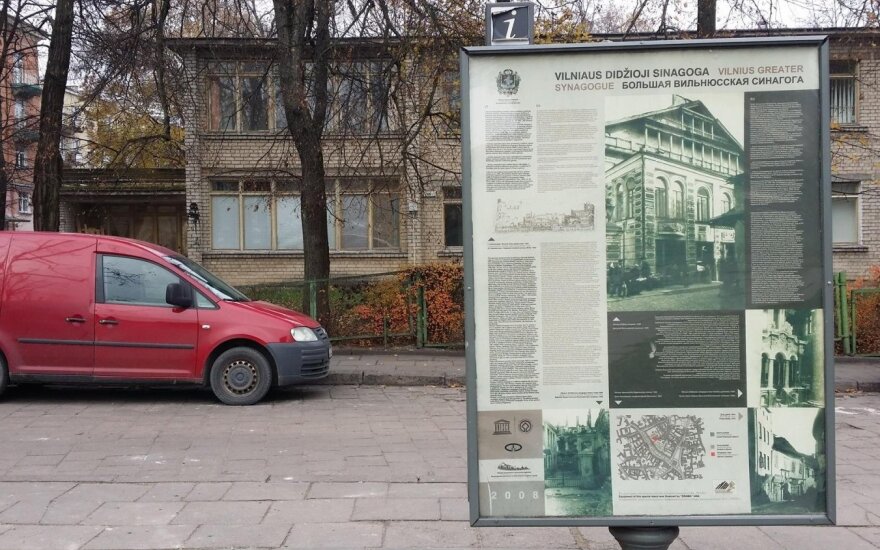 Informacinis stendas apie Vilniaus Didžiąją sinagogą Vokiečių gatvės kieme