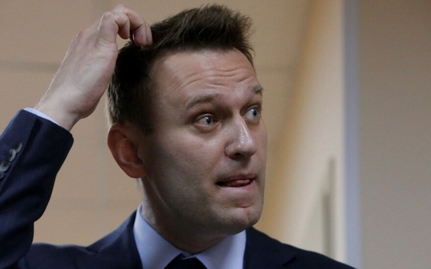 Навальный рассказал о непрерывной слежке "мелких гопников", снимающих каждый его шаг на камеру (ВИДЕО)