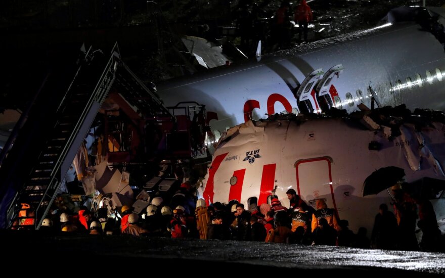 Stambule nusileidęs lėktuvas sulūžo ir užsidegė