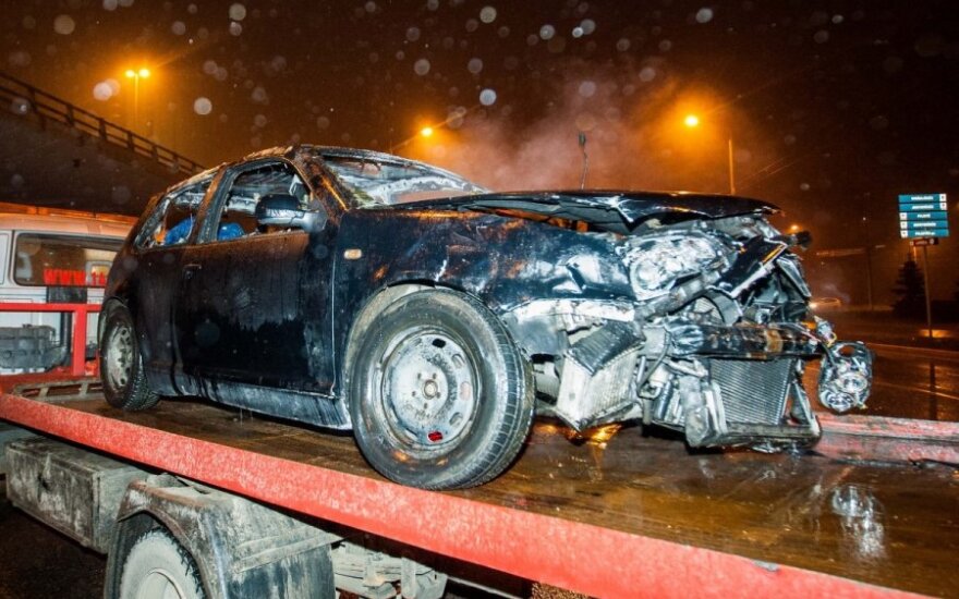 На перекрестке столкнулись Opel и VW Golf, одна из машин сгорела