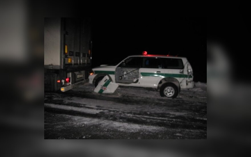 Водитель фуры врезался в полицейское авто