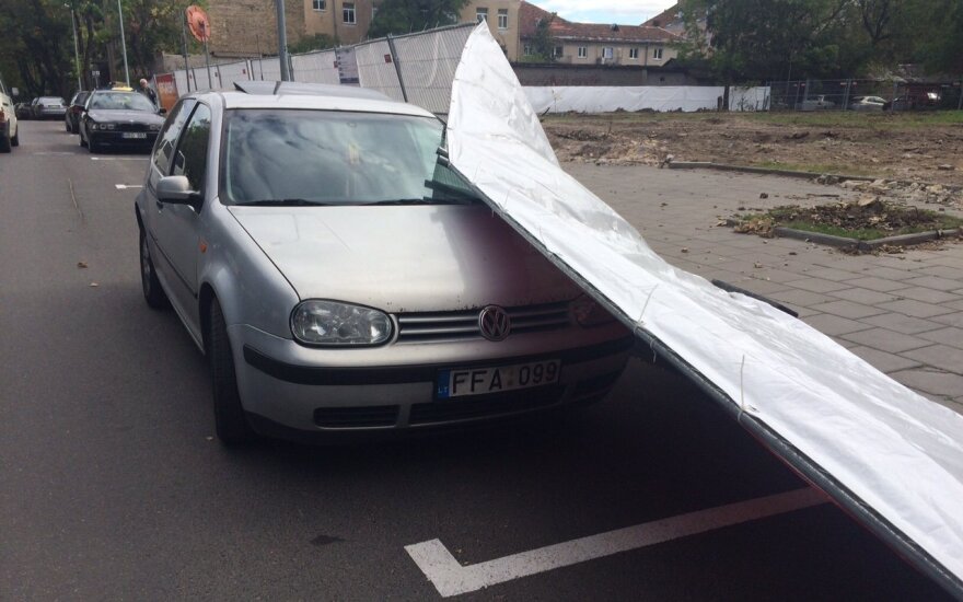 В Вильнюсе ветер повалил на VW Golf забор