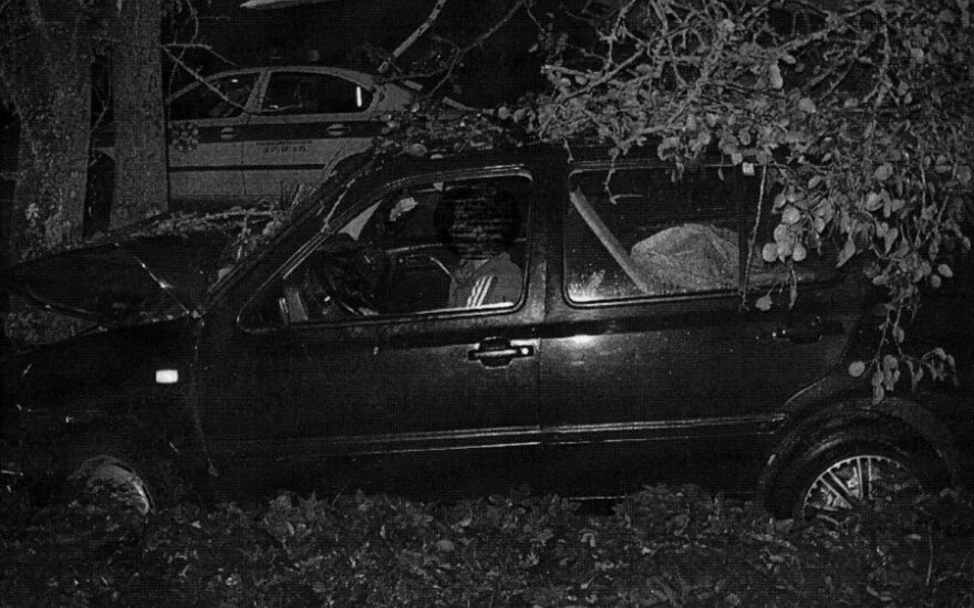 Сбежавший от полиции 18-летний на VW Golf врезался в дерево