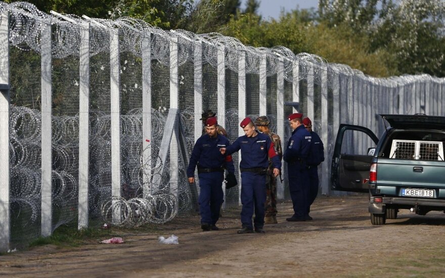 Венгрия заблокировала границу с Сербией: беженцы пойдут по минным полям