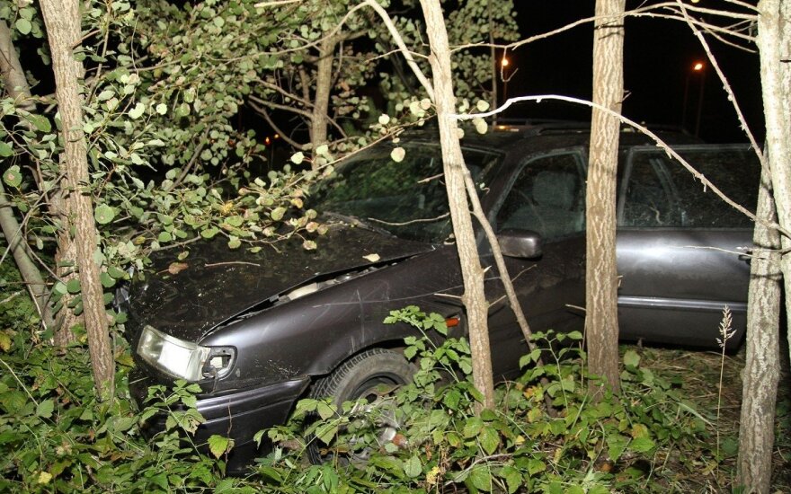 В Каунасе VW Passat врезался в деревья, водитель – в больнице