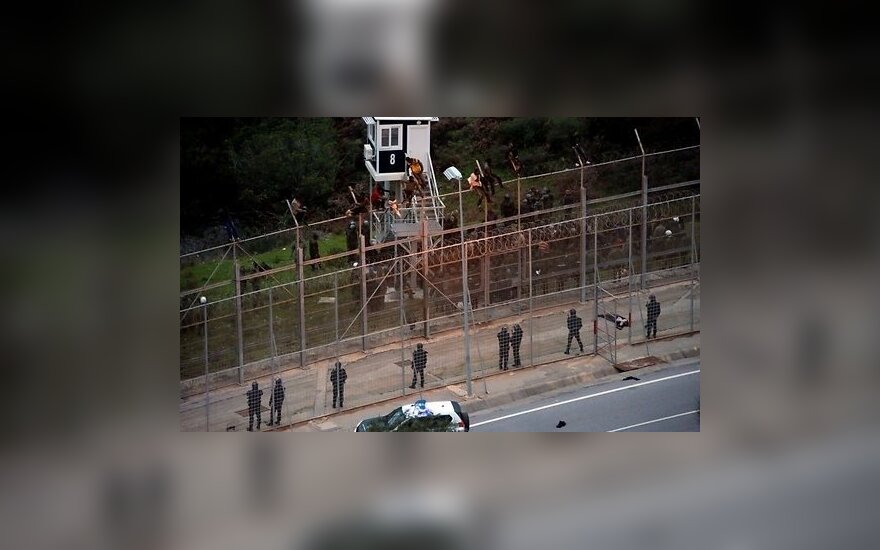 Сотни мигрантов прорвались через шестиметровый забор в Испанию