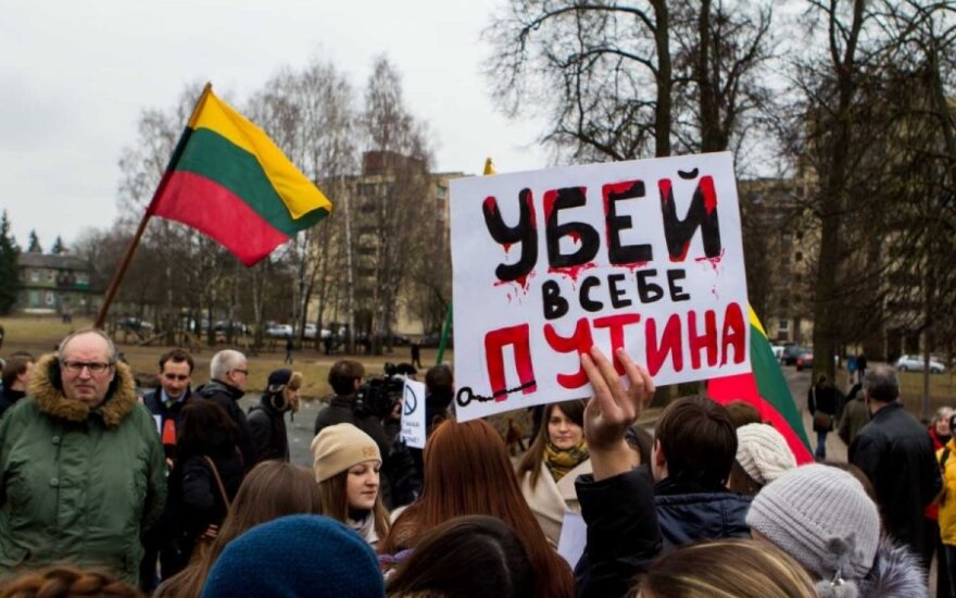 У посольства РФ в Литве требовали вывода российских войск и призывали бойкотировать товары