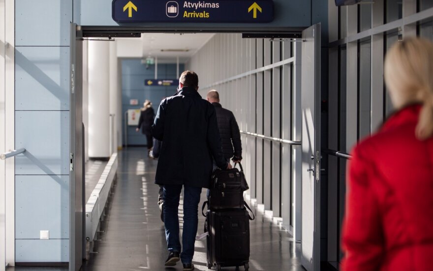 В Литовских аэропортах проверили четверых пассажиров, побывавших в Китае
