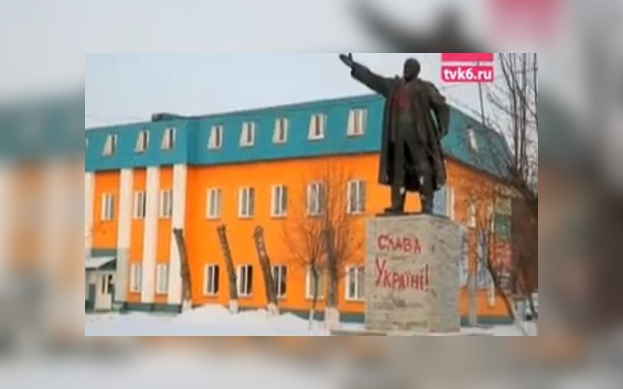 Красноярск: памятник Ленину облили краской и расписали лозунгами "Слава Украине"