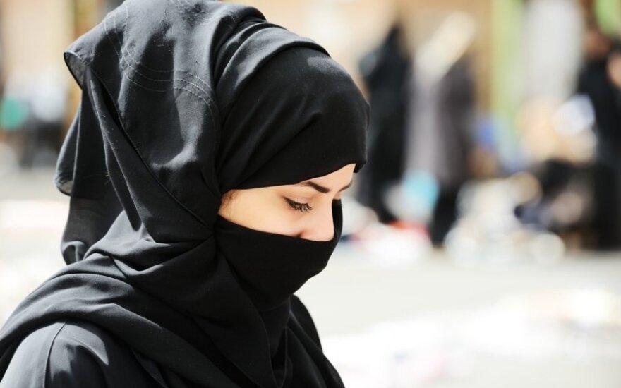 Шведки надели хиджабы в знак протеста против насилия