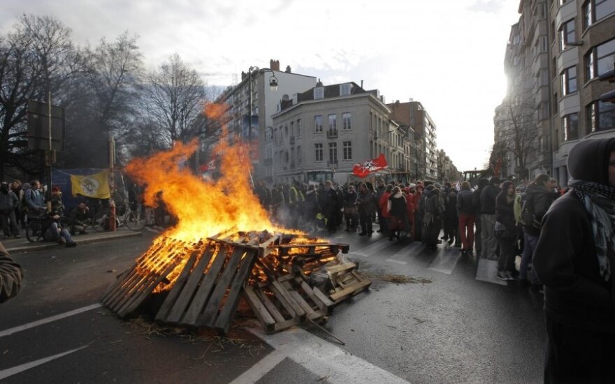 Антиглобалисты развели костры в центре Брюсселя