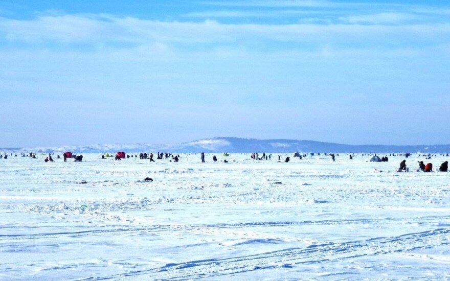 Žvejai ant Kuršių marių ledo