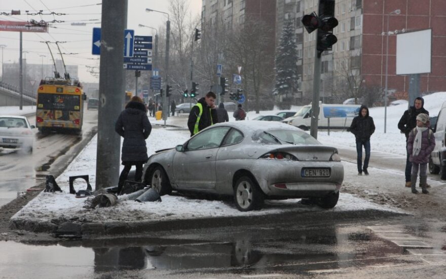 В Вильнюсе Ford Puma врезался в столб, в больнице оказался ребенок