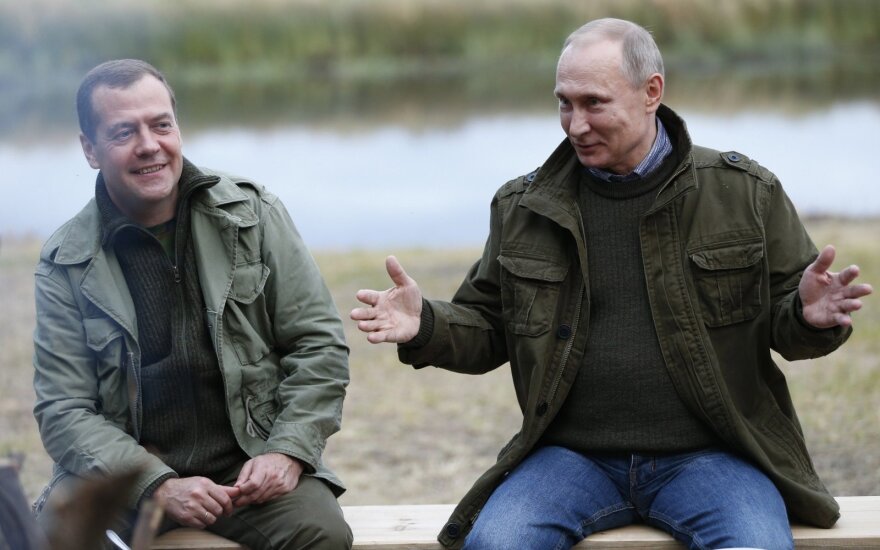 Путин подарил Медведву на день рождения картину "В цеху"