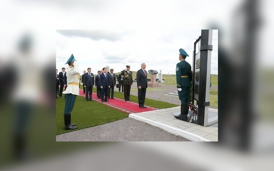 Берзиньш открыл в Казахстане памятник репрессированным из Латвии