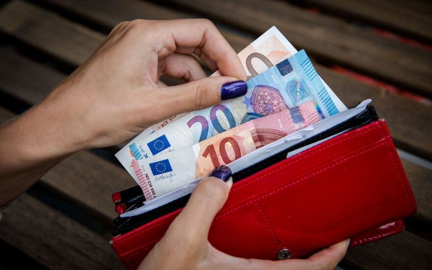 Трехсторонний совет одобрил повышение минимальной зарплаты до 400 евро