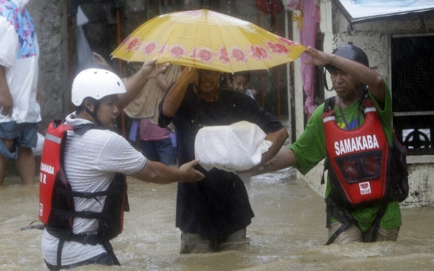 Filipinuose siaučia taifūnas "Nesat"